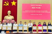 Các tập thể và cá nhân nhận Bằng khen vì có thành tích xuất sắc trong việc thực hiện Chỉ thị số 38-CT/TW của Ban Bí thư về đẩy mạnh công tác bảo hiểm y tế trong tình hình mới. (Ảnh: Yến Trinh)