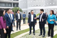 Lãnh đạo thành phố Hà Nội đi thăm, động viên sản xuất kinh doanh tại doanh nghiệp trong những ngày đầu năm mới.