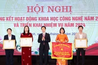 Nhiều tập thể và cá nhân có thành tích trong nghiên cứu khoa học được tặng bằng khen của Ủy ban nhân dân tỉnh Ninh Bình. (Ảnh: Yến Trinh)