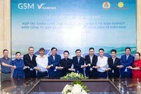 Liên hiệp Hợp tác xã Liên minh Kinh tế Miền Nam và Công ty cổ phần Di chuyển xanh và thông minh GSM ký kết chương trình hợp tác chiến lược cho thuê và mua 5.000 xe ô-tô điện.