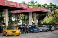 Người dân chờ đổ xăng cho các phương tiện tại trạm xăng ở La Habana, Cuba, ngày 31/1/2024. (Ảnh: AFP/TTXVN)