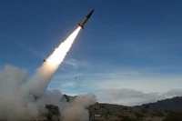 Tên lửa được phóng từ Iran về phía Israel tối 13/4/2024. (Ảnh: IRNA/TTXVN)