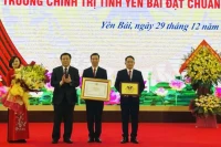 Đồng chí Nguyễn Xuân Thắng trao Bằng và biểu trưng công nhận Trường Chính trị tỉnh. (Ảnh: THANH SƠN)