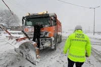 Xe dọn tuyết đang dọn tuyết rơi dày ở miền đông Thổ Nhĩ Kỳ, nơi thời tiết mùa Đông khắc nghiệt đã chặn đường vào các ngôi làng và làm gián đoạn giao thông. (Ảnh: turkishminute)