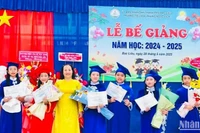 Cô Nguyễn Thị Nguyệt, Hiệu trưởng Trường tiểu học Phùng Ngọc Liêm (thành phố Bạc Liêu) trao Giấy khen cho các học sinh có thành tích xuất sắc 5 năm liền (2020-2025).