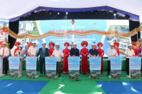 Phó Thủ tướng Trần Hồng Hà và các đại biểu ấn nút khởi công dự án Khu Công nghiệp Gia Bình II.