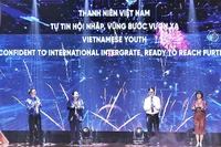 Đại diện các ban, bộ, ngành, đoàn thể thực hiện nghi thức khởi động cho các hoạt động nâng cao năng lực tiếng Anh, ngoại ngữ và hội nhập quốc tế dành cho thanh niên Việt Nam.