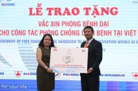 Tiến sĩ Nguyễn Thị Thanh Hương, Trưởng văn phòng Chương trình phòng, chống bệnh dại Quốc gia tiếp nhận 10.000 liều vaccine phòng bệnh dại.