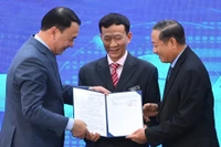 Tiến sĩ Nguyễn Ngô Quang, Cục trưởng Cục Khoa học công nghệ và Đào tạo, Bộ Y tế, (bên trái) trao Quyết định phê duyệt triển khai thử nghiệm lâm sàng VISTA-1 cho đại diện Bệnh viện Đa khoa Tâm Anh.