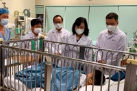 Bộ trưởng Y tế Đào Hồng Lan thăm bệnh nhi M.T.A.