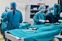 Các bác sĩ can thiệp cho trẻ sơ sinh.