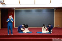 Bác sĩ Ngô Đức Hùng, Trung tâm Cấp cứu A9, Bệnh viện Bạch Mai hướng dẫn sơ cấp cứu. (Ảnh: HÀ NAM)