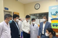 Thứ trưởng Y tế Trần Văn Thuấn kiểm tra công tác phòng, chống bệnh sởi tại Bệnh viện Nhi Trung ương. (Ảnh: Bộ Y tế)