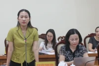 Lãnh đạo Bệnh viện Trung ương Thái Nguyên báo cáo tình hình điều trị và sức khỏe của các học sinh.