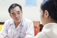 Tiến sĩ, bác sĩ Ngô Anh Vinh, Phó Trưởng khoa Sức khoẻ vị thành niên tư vấn cho bệnh nhi.