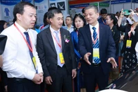 Lãnh đạo Bộ Y tế tham quan các gian hàng tại Triển lãm quốc tế chuyên ngành y dược Việt Nam (Vietnam Medi-Pharm) lần thứ 31.