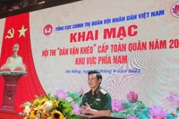 Trung tướng Đỗ Xuân Tụng, Phó Chủ nhiệm Tổng cục Chính trị Quân đội Nhân dân Việt Nam, phát biểu khai mạc hội thi.(Ảnh: ĐÌNH TĂNG)