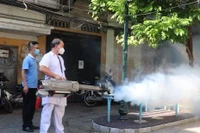 Phun hóa chất diệt muỗi. 