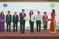 Bộ trưởng Y tế Đào Hồng Lan trao tặng Bằng khen cho Giám đốc Bệnh viện Bạch Mai. 