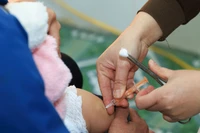 Tiêm phòng vaccine là biện pháp phòng bệnh sởi tốt nhất. (Ảnh: N.H)