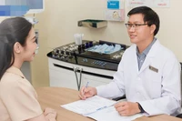 Bác sĩ Phát đang tư vấn cho một người bệnh. (Ảnh minh họa)