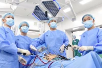 Các chuyên gia mổ thị phạm cho các đồng nghiệp theo dõi từ xa.