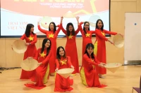 Tiết mục văn nghệ của Hội sinh viên Việt Nam tại Northampton. Ảnh: (PHONG HÀ/TTXVN)