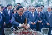 Thủ tướng Phạm Minh Chính dâng hương tri ân các Anh hùng, liệt sĩ tại Đền thờ Liệt sĩ tại Chiến trường Điện Biên Phủ.