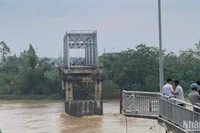 Lũ lớn làm sập cầu Phong Châu tại Phú Thọ