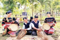 Người Ba Na thị trấn Kbang giữ gìn nghề đan truyền thống.