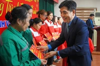Lãnh đạo Liên đoàn Lao động tỉnh Điện Biên trao quà Tết tặng đoàn viên công đoàn có hoàn cảnh khó khăn.
