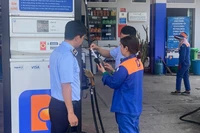 Lực lượng quản lý thị trường tỉnh Quảng Ngãi kiểm tra một cửa hàng kinh doanh xăng dầu trên địa bàn. (Ảnh ANH TÚ)