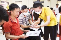 Nhân viên bưu điện Lạng Sơn hướng dẫn người dân ở xã Chi Lăng, huyện Chi Lăng ứng dụng chuyển đổi số, đưa nông sản lên sàn thương mại điện tử.
