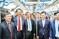 Lãnh đạo các bộ, ngành, Thành phố Hồ Chí Minh cùng đại diện phía Nhật Bản trải nghiệm tuyến Metro số 1 Bến Thành-Suối Tiên sáng 22/12. (Ảnh THẾ ANH)