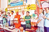 Bí thư Tỉnh ủy Sóc Trăng Lâm Văn Mẫn (thứ 4 từ trái sang) đến thăm và tặng quà Trụ trì chùa Wath Pich Meng Kol, thị xã Vĩnh Châu, tỉnh Sóc Trăng.