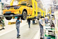 Sản xuất ô-tô điện tại Nhà máy ô-tô Vinfast.