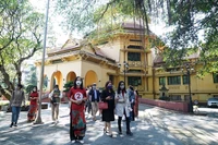 Du khách trải nghiệm tour bộ hành “Kiến trúc Pháp trong lòng Hà Nội”. (Ảnh THÚY HÀ)