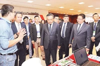 Lãnh đạo thành phố Hà Nội tìm hiểu các giải pháp chuyển đổi số, xây dựng thành phố thông minh của doanh nghiệp.