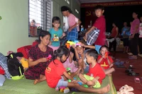 Người dân trong vùng nguy hiểm tại thôn Thượng Mỹ, xã Việt Vinh, huyện Bắc Quang được đưa đến nơi an toàn.