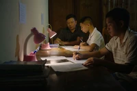 Cảnh phim tài liệu “Bên cạnh bố”. (Ảnh ĐOÀN PHIM CUNG CẤP)