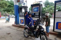Người dân mua xăng dầu tại huyện Yên Minh (tỉnh Hà Giang).