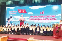 Trao quyết định và tặng quà các cháu được nhận đỡ đầu. 