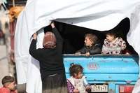 Người dân di dời khỏi khu vực Aleppo của Syria để tránh giao tranh. (Ảnh REUTERS)