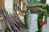 Cán bộ Công an huyện Yên Bình (Yên Bái) thu hồi vũ khí tự chế. (Ảnh Thanh Sơn)