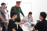 Đại diện lãnh đạo Bộ Chỉ huy quân sự tỉnh Lạng Sơn kiểm tra công tác khám sơ tuyển nghĩa vụ quân sự năm 2024 tại xã Quốc Việt, huyện Tràng Định. (Ảnh DƯƠNG NGUYÊN)