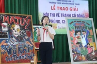 Học sinh trình bày ý nghĩa tác phẩm tại lễ trao giải Hội thi vẽ tranh cổ động về phòng, chống ma túy tại quận Cẩm Lệ (thành phố Đà Nẵng). (Ảnh ĐINH NGA) 