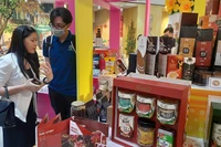 Doanh nghiệp lương thực, thực phẩm trưng bày, giới thiệu sản phẩm tại showroom Trung tâm Xúc tiến thương mại và Đầu tư Thành phố Hồ Chí Minh.