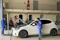 Kiểm định xe cơ giới tại một trung tâm đăng kiểm ở Hà Nội. (Ảnh LÊ KHÁNH)