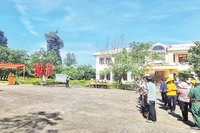 Chiến sĩ Đồn Biên phòng Ia Đal tuyên truyền về tác hại, hậu quả của việc sản xuất, tàng trữ, sử dụng, mua bán trái phép vũ khí, vật liệu nổ cho người dân xã Ia Đal, huyện Ia H'Drai.