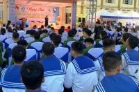 Hàng trăm hạ sĩ quan, chiến sĩ Vùng 3 Hải quân tham dự Ngày hội việc làm Đà Nẵng năm 2024. 